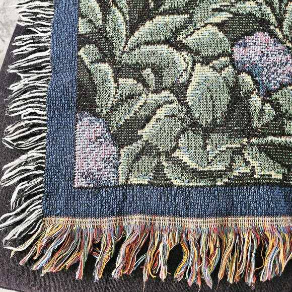 Vintage victorian house with dog woven throw blanket/tapestry - Picture 4 of 7